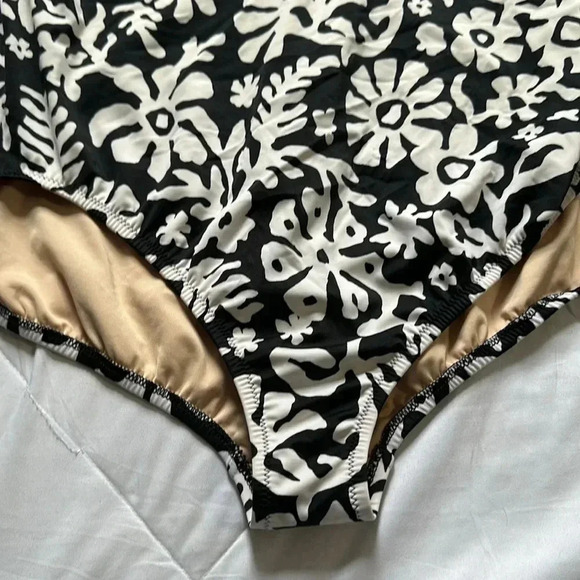 Lands Wnd black and white floral one piece swimsuit gold accent size 26w - Picture 6 of 8